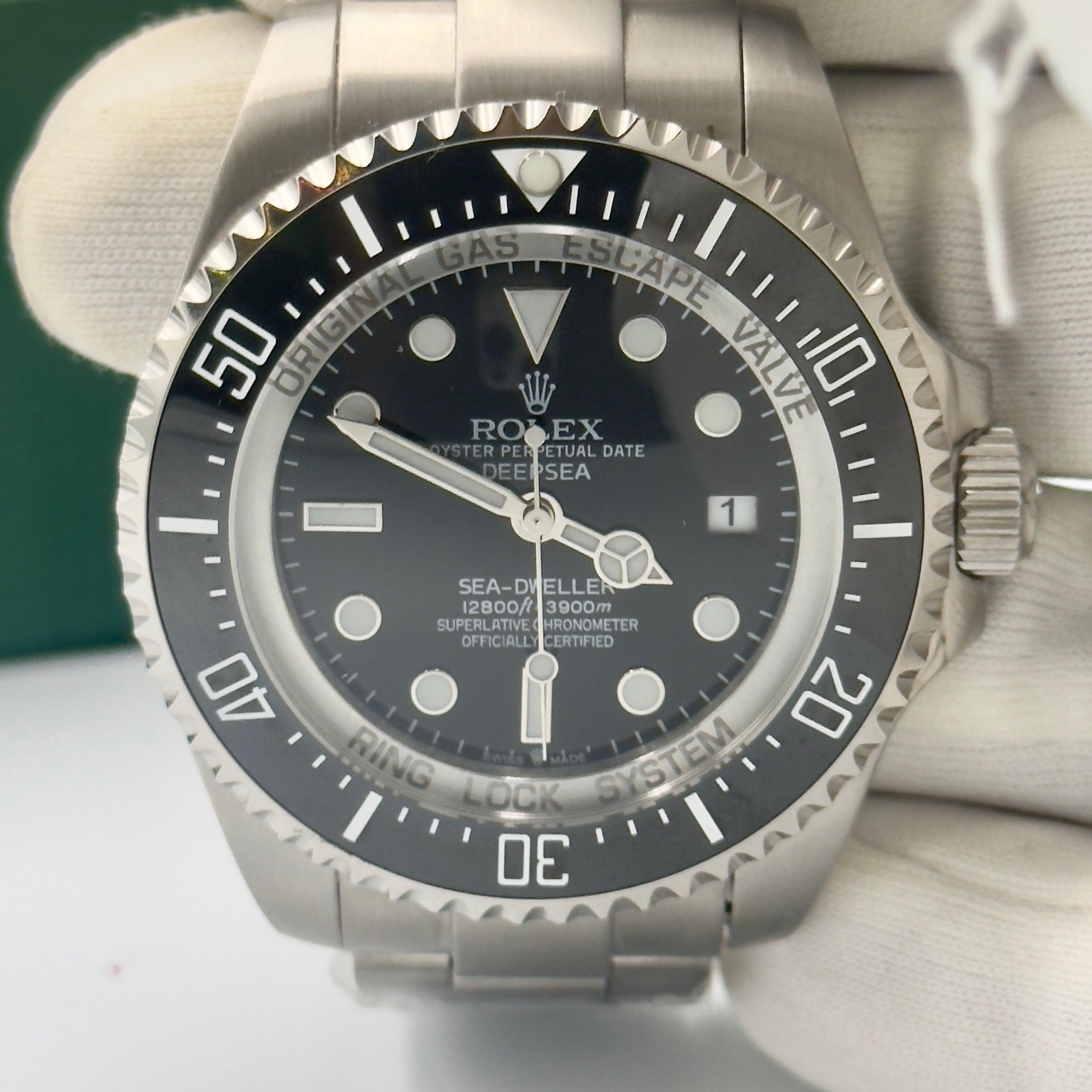Rolex Sea-Dweller – 44mm, black dial, cerachrom bezel, oyster bracelet, stainless steel – ref 126660 – image 1