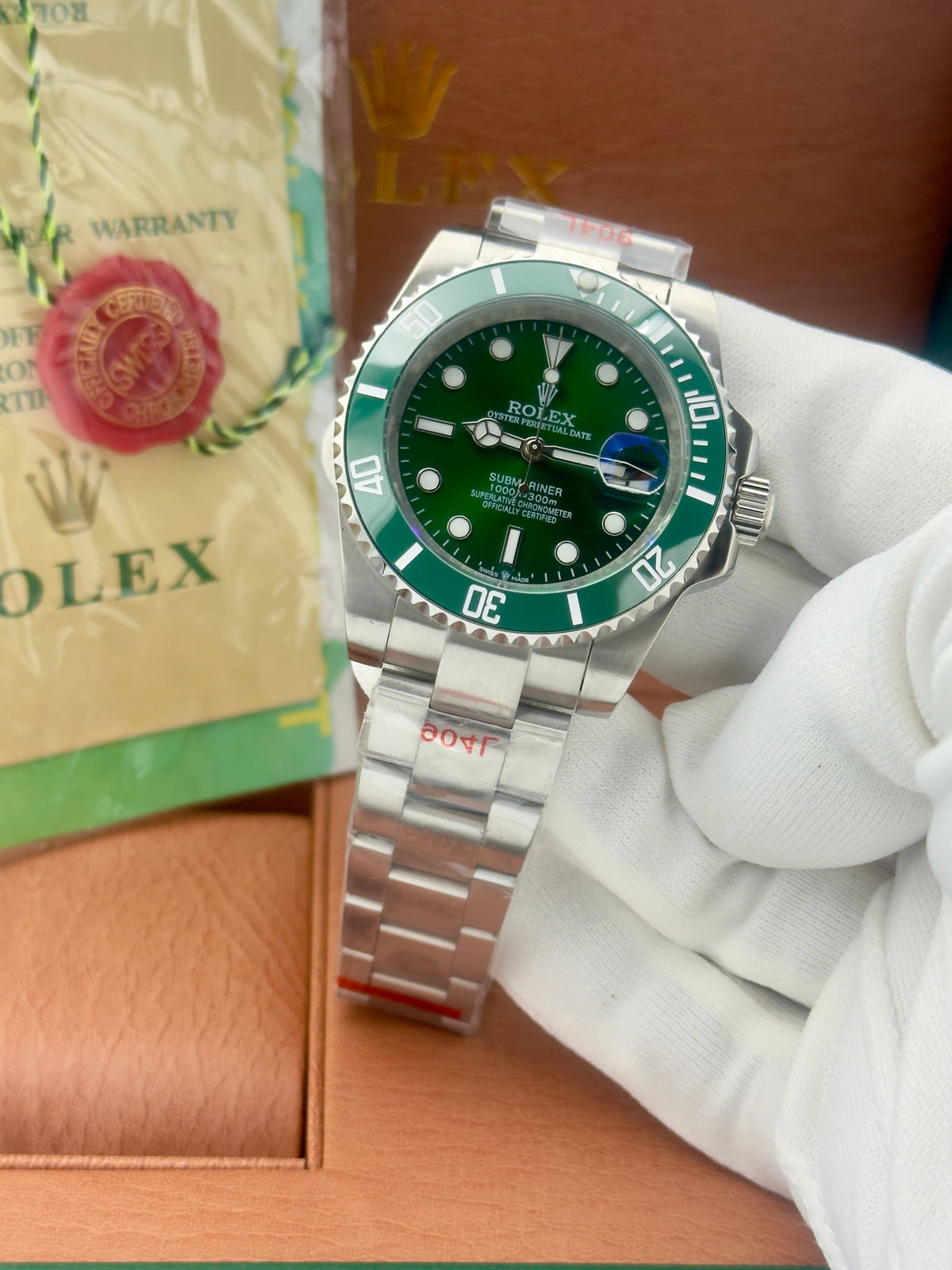 Rolex Submariner – 40mm, green dial, cerachrom bezel, oyster bracelet, stainless steel – ref 116610LV – Hulk – image 1